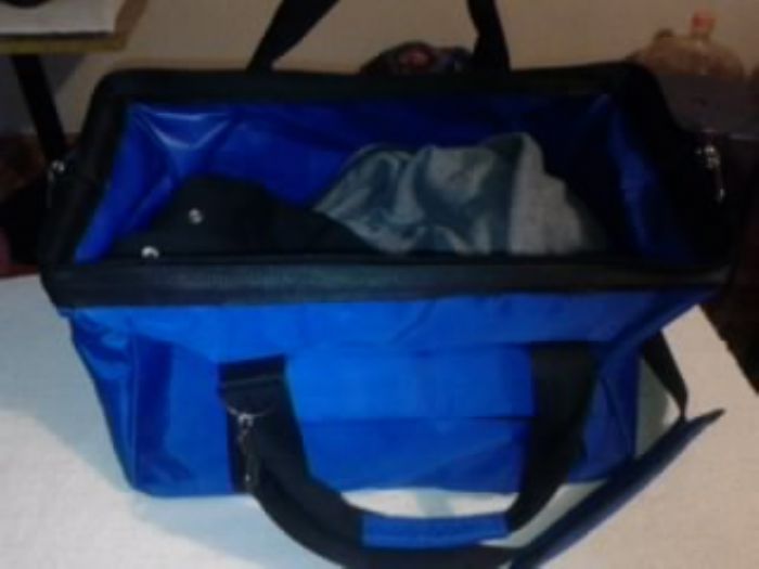 maleta para deportistas, hecha en tela resistente, con asas y tirante al hombro y armazón metálico 